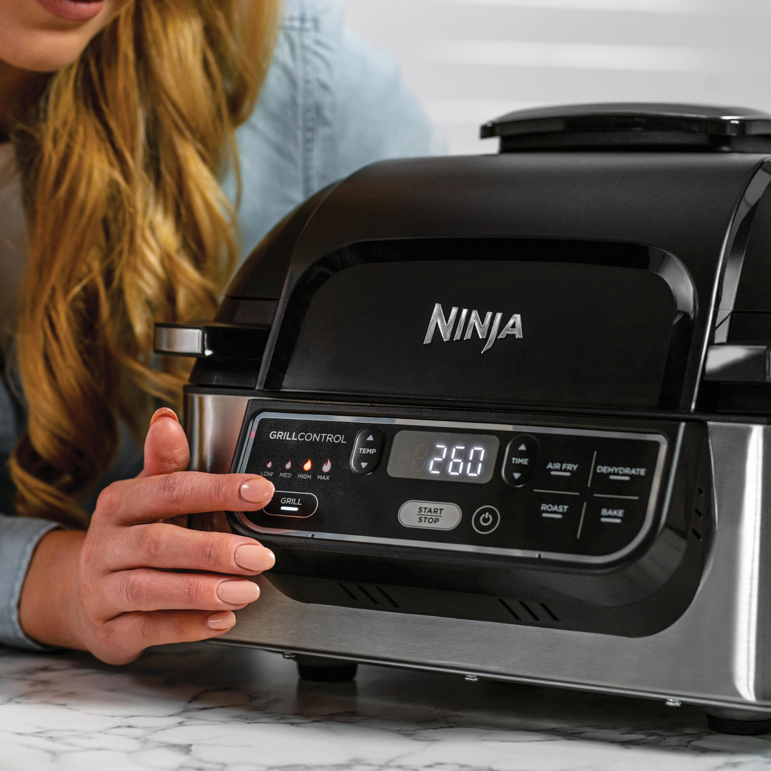 Ninja Foodi Grill & Airfryer, 5,7L Heißluftfritteuse, Air Fryer, spülmaschinenfeste Teile, 5-in-1, Schwarz/Silber AG301EU